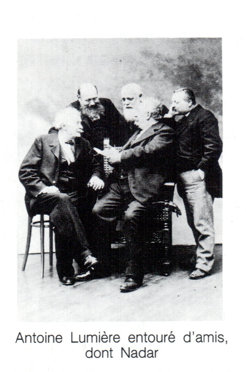 Antoine Lumière (sitzend rechts), Nadar (sitzend links)