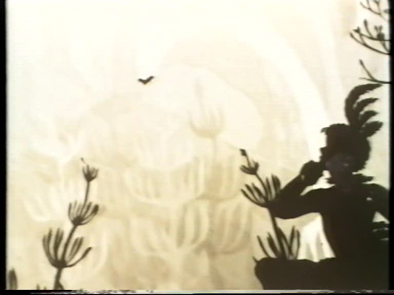 Ein Scherenschnitt entsteht – Lotte Reiniger bei der Arbeit