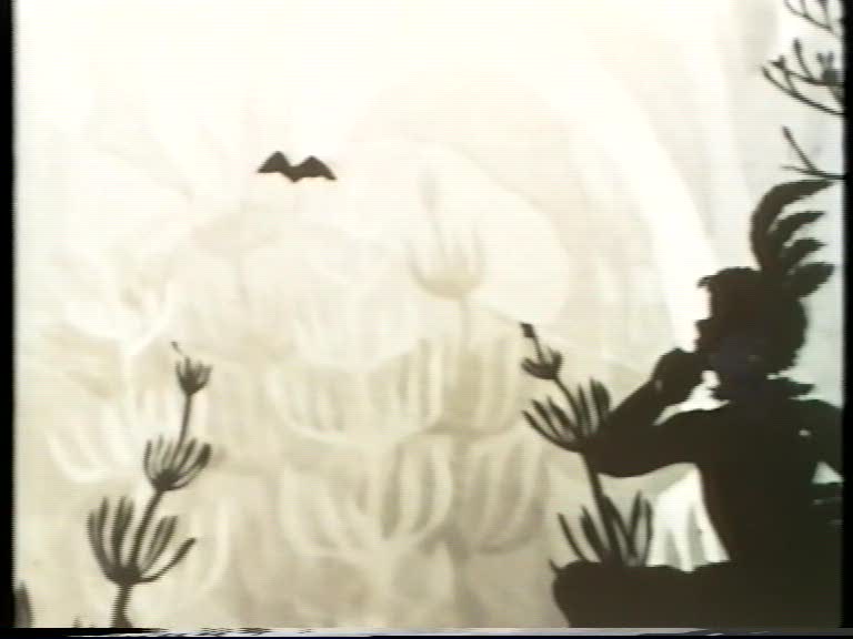 Ein Scherenschnitt entsteht – Lotte Reiniger bei der Arbeit