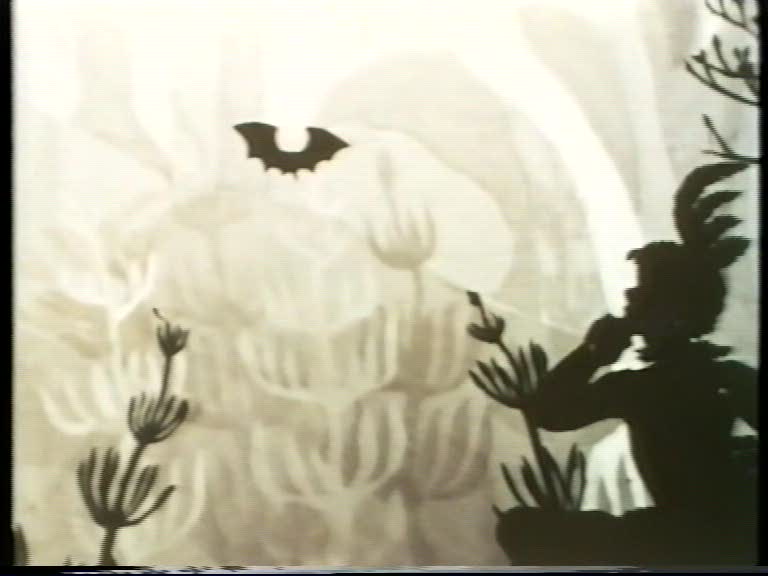 Ein Scherenschnitt entsteht – Lotte Reiniger bei der Arbeit