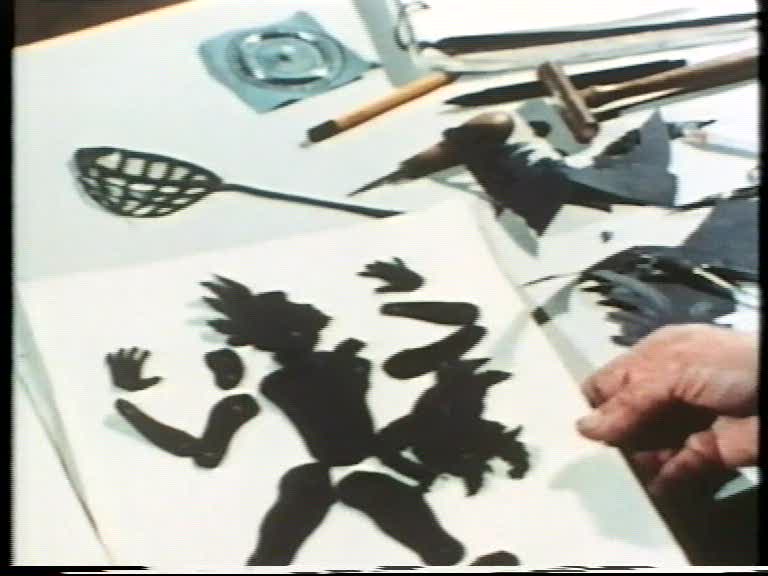 Ein Scherenschnitt entsteht – Lotte Reiniger bei der Arbeit